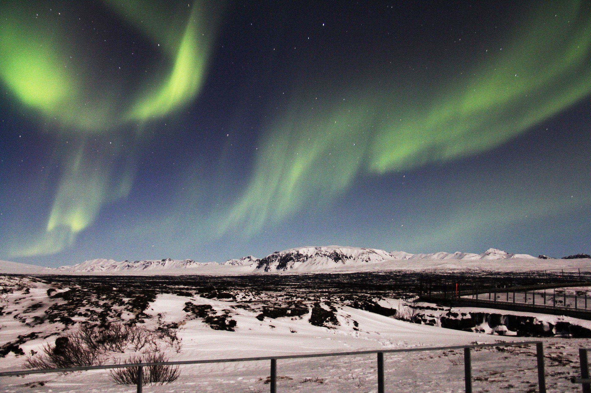 northern-lights-gdf5782278_1920.jpg